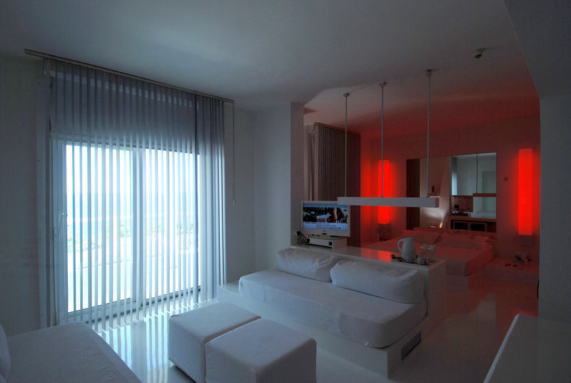 Hotel Su & Aqualand Αττάλεια Εξωτερικό φωτογραφία A living room with a red mood lighting