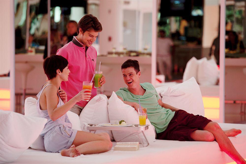 Hotel Su & Aqualand Αττάλεια Εξωτερικό φωτογραφία A waiter serving drinks